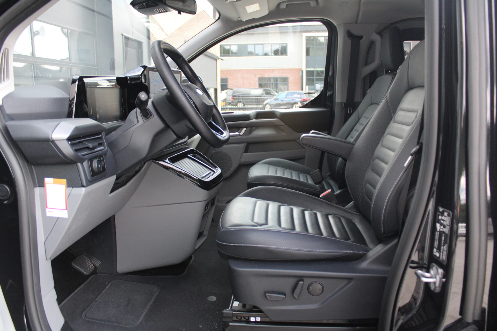 Ford Tourneo Custom 2024 - 320 2.0 TDCI L2H1 Titanium X DC 170pk - Adaptive Cruise - LED - Blind Spot - Leder - Navigatie - 360 Camera - Trekhaak - Rijklaar Bild 15