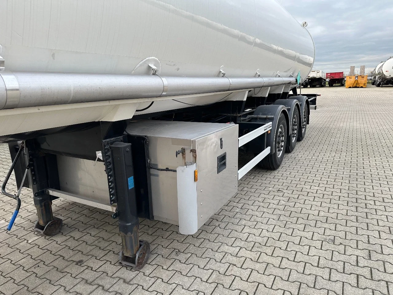 FLUID - LPG GAS TANKTRAILER / 50.100L / P28BH / Propane / Butan / ADR / DP: 02/31 image 31