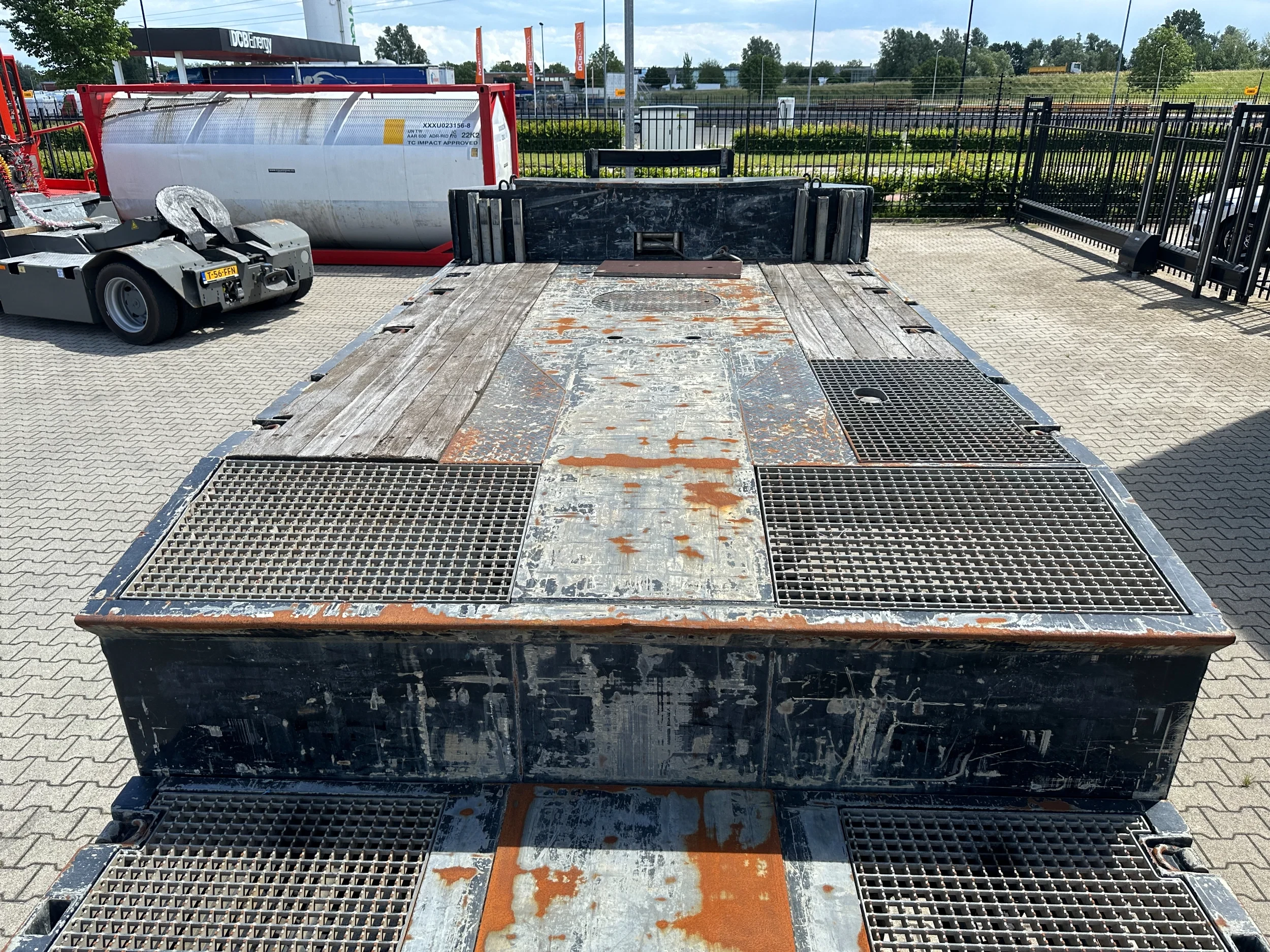 Broshuis 2015 - 3ABSD Lowloader 3-axle / GVW: 53.000kg / Neck: 23.000kg / hydraulic steering + ramps + loading table / 4.60m extendable / winch / liftaxle afbeelding 46