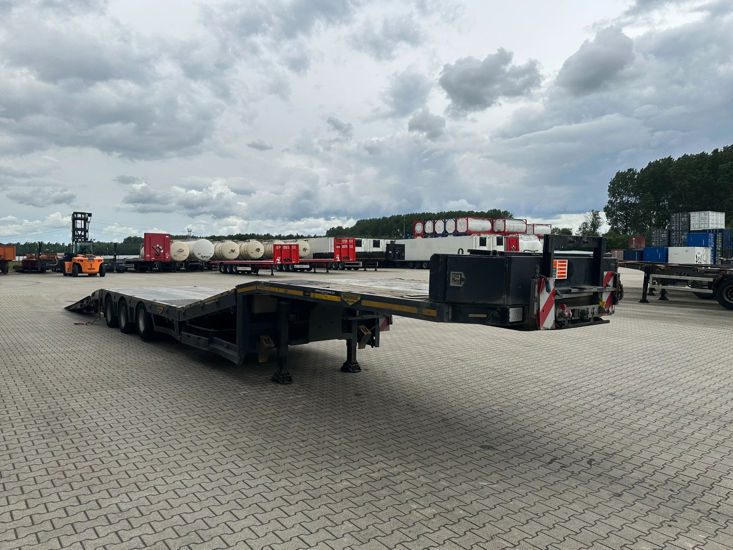 Broshuis 2019 - 3ABSD Lowloader 3-axle / GVW: 59.000kg / Neck: 23.000kg / hydraulic steering + ramps + loading table / 4.60m extendable / winch / liftaxle afbeelding 12