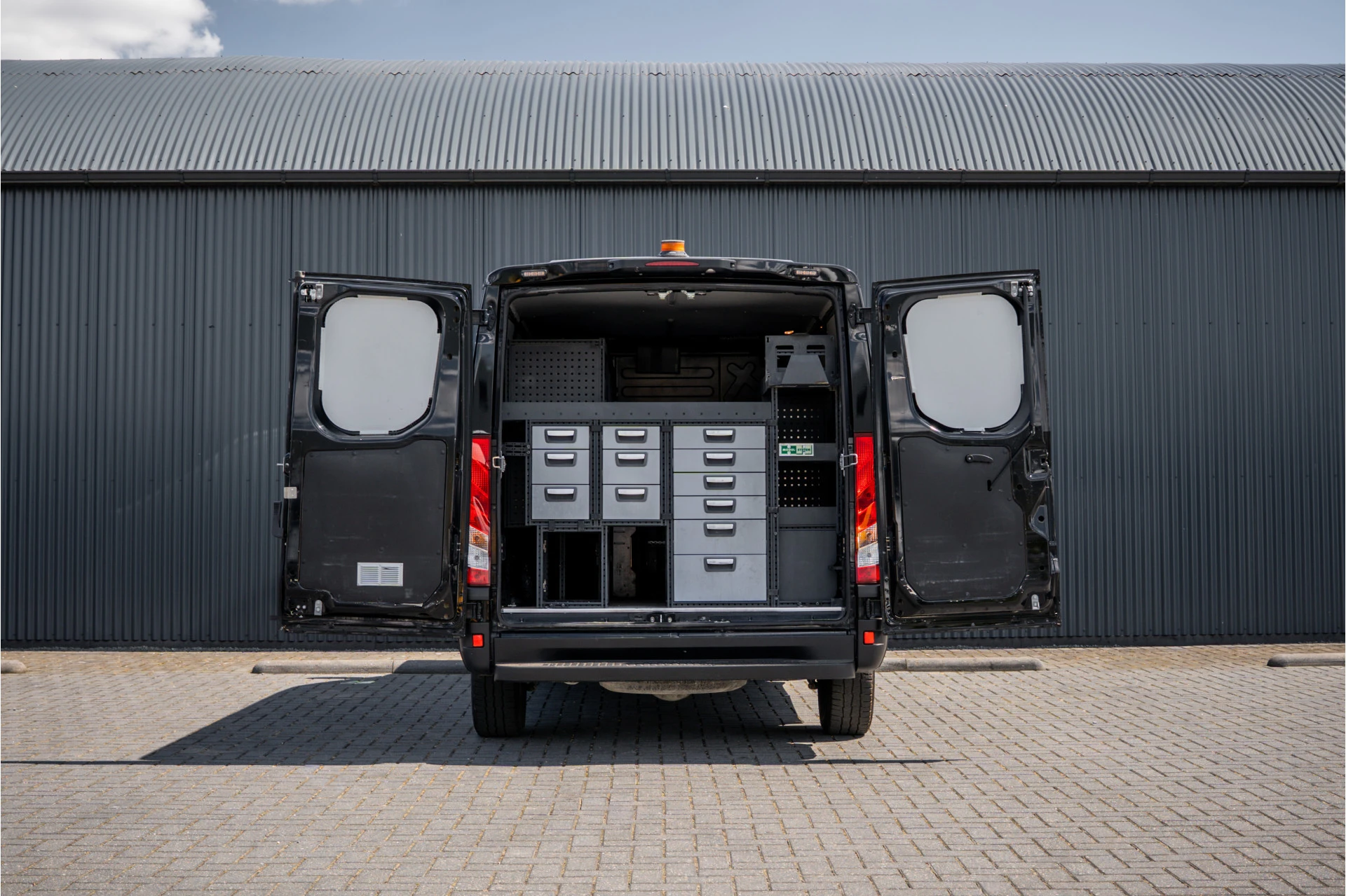 Iveco Daily - 35S16 L1H1 | Automaat | Trekhaak 3.5T | Volledig ingericht | LED | Camera | Cruise | Airco afbeelding 9