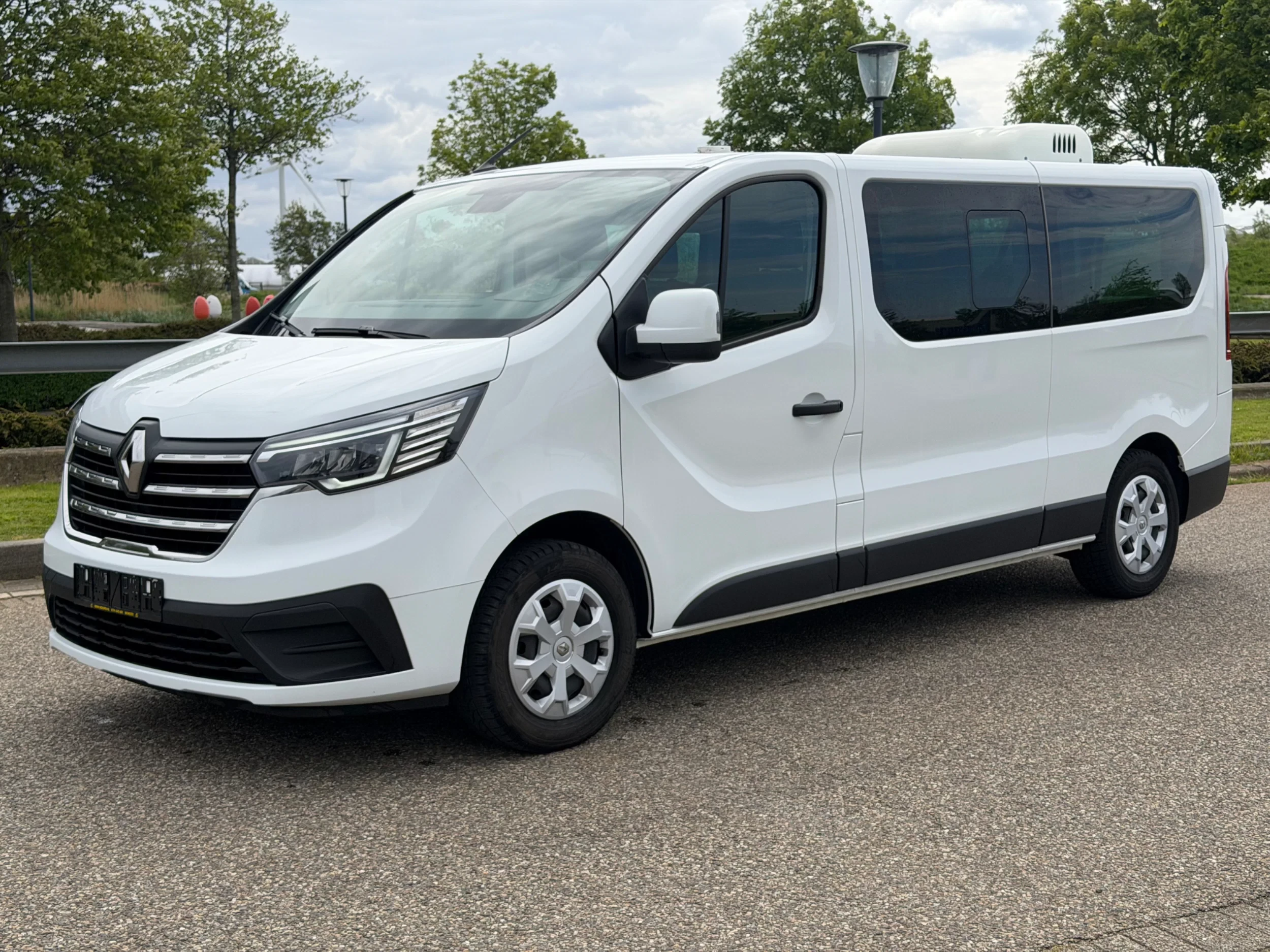 Renault Trafic 2023 - 2.0DCI L2H1 Personenvervoer Airco + Dak Airco Cruisecontrol 150PK afbeelding 2