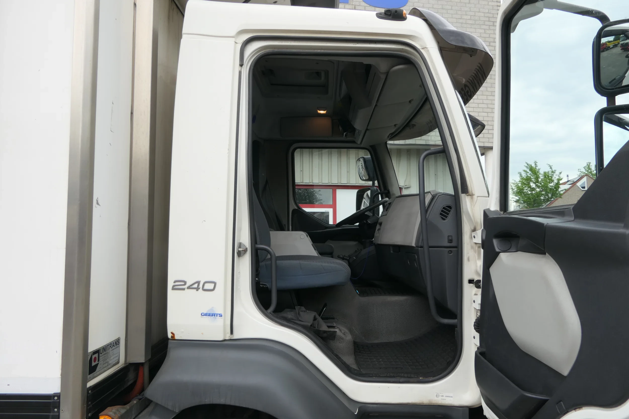 Volvo 240 2013 - FL | Carrier SUPRA 950Mt / Bi-temp | 3 Compartments | 465932Km | 2013 | 12Ton | 6 Cylinder | Dhollandia 1500Kg | TUV/MOT/APK 08-2026 | Luxembourg Truck afbeelding 48