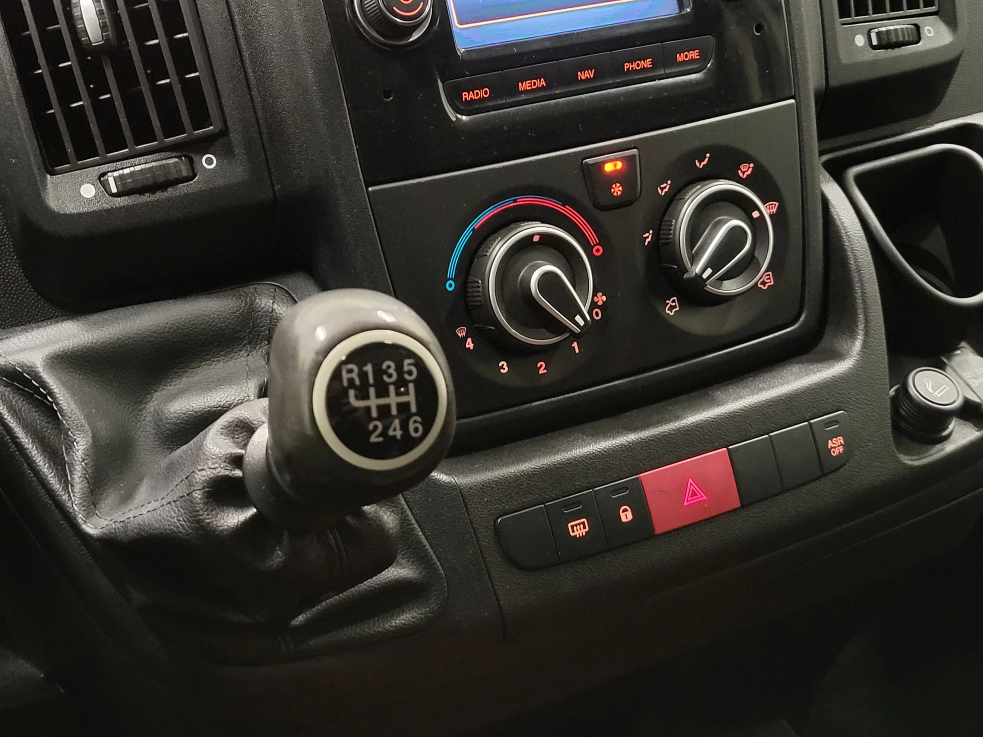 Peugeot Boxer 2017 - 2.0BlueHDI 131pk L1/H2 Inrichting Euro 6! zdjęcie 16