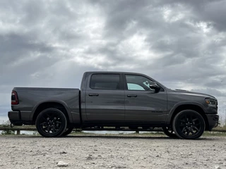 Dodge Ram 1500 2020 - LARAMIE NIGHT 5.7L V8, MARGE, GEEN BTW, 1E EIG, DEALER ONDERHOUDEN, NIEUWSTAAT obrazek 3