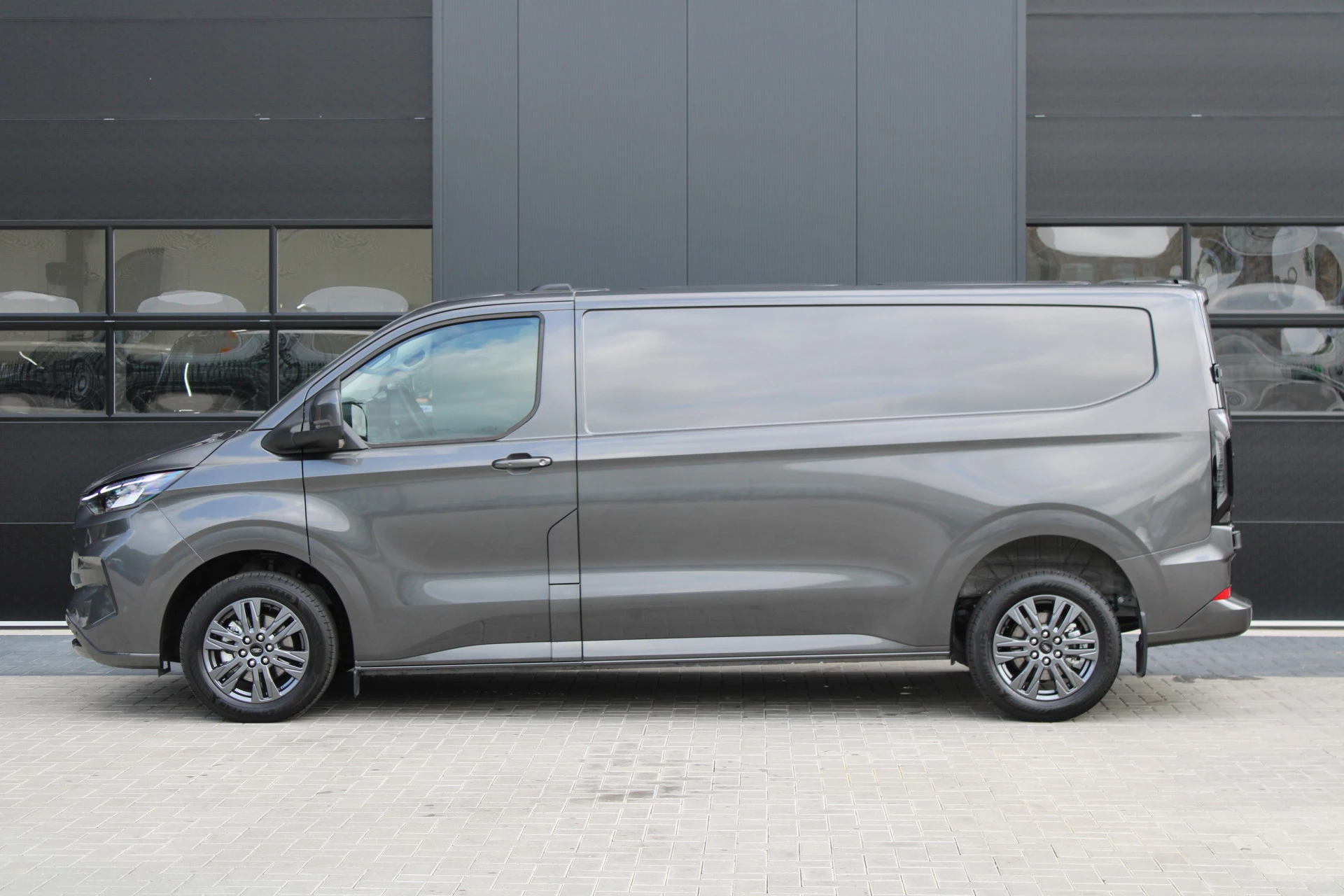 Ford Transit Custom 2025 - 320 2.0 TDCI L2H1 Limited 170pk - Adaptive Cruise - Stuurwiel verwarmd - Draadloos laden - Blind spot - Navigatie - Camera - Rijklaar zdjęcie 9
