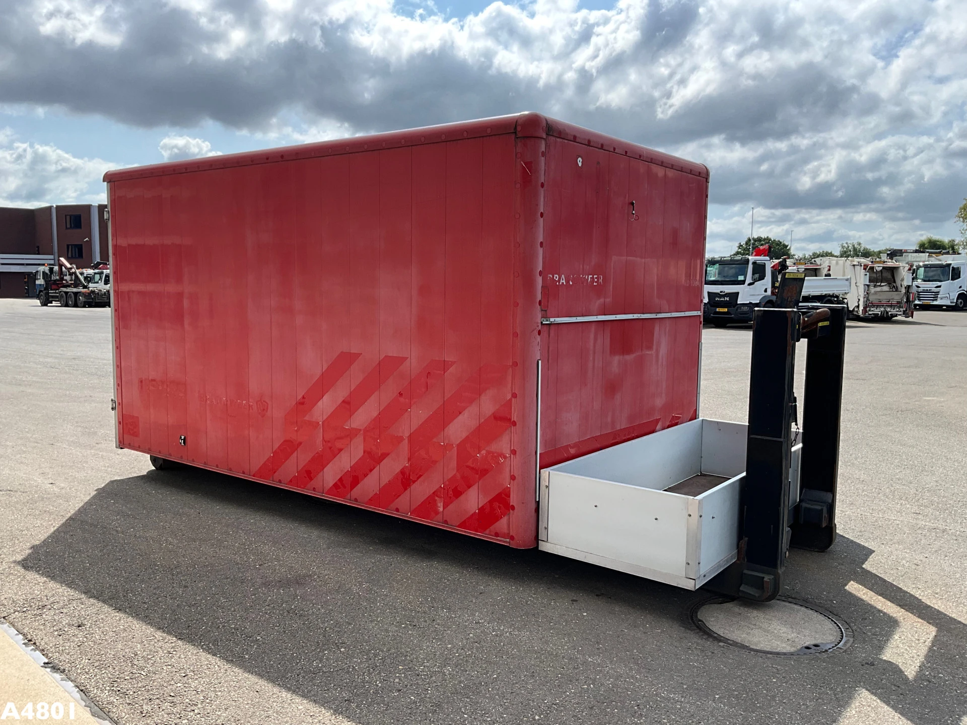 Gesloten 18m³ container met oprijrampen ex-brandweer! afbeelding 2