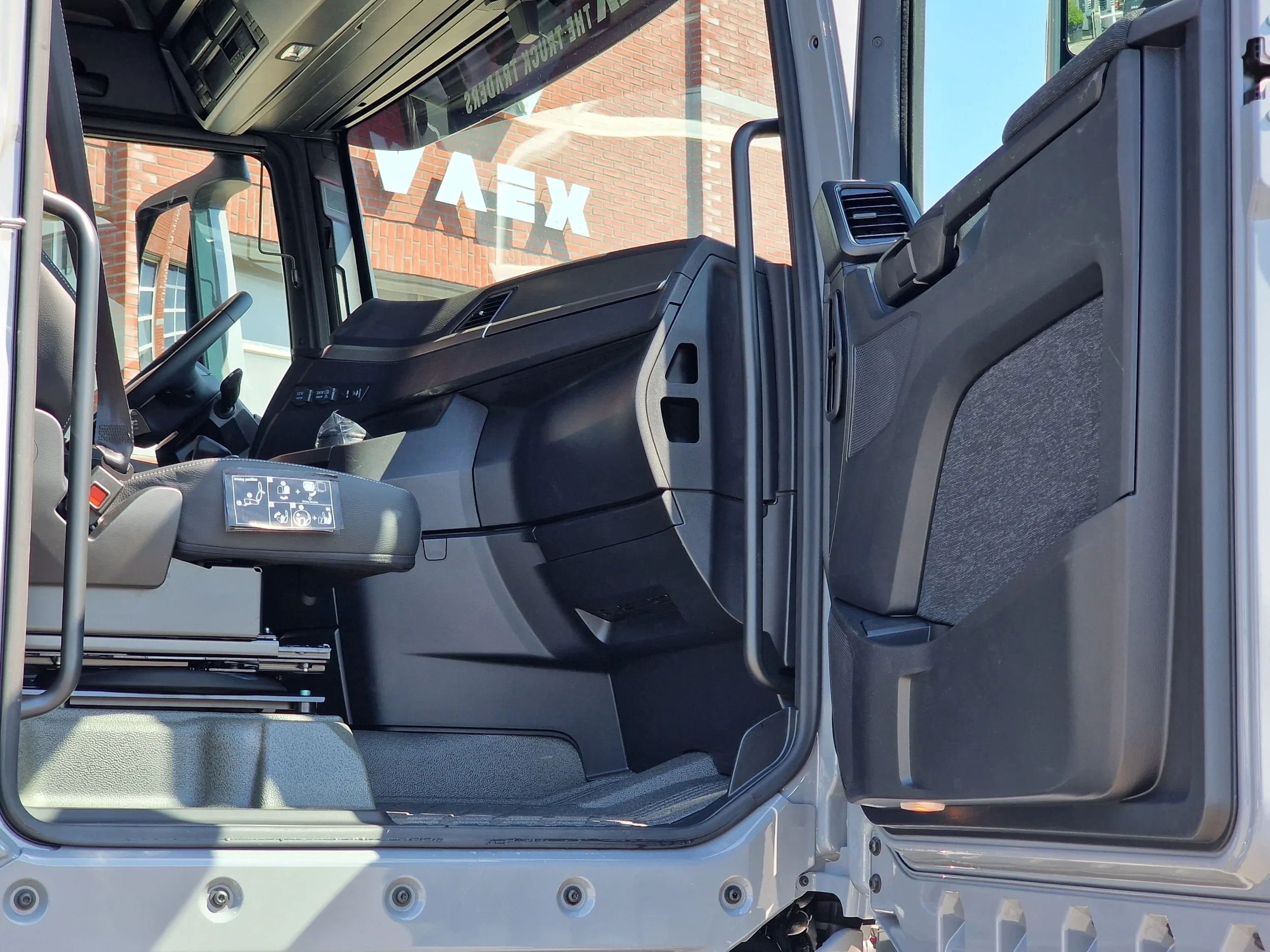 MAN TGX 2026 - 18.520 GX - D30 - Retarder - Full air - Night clima - Navi - 2x tank imagem 22