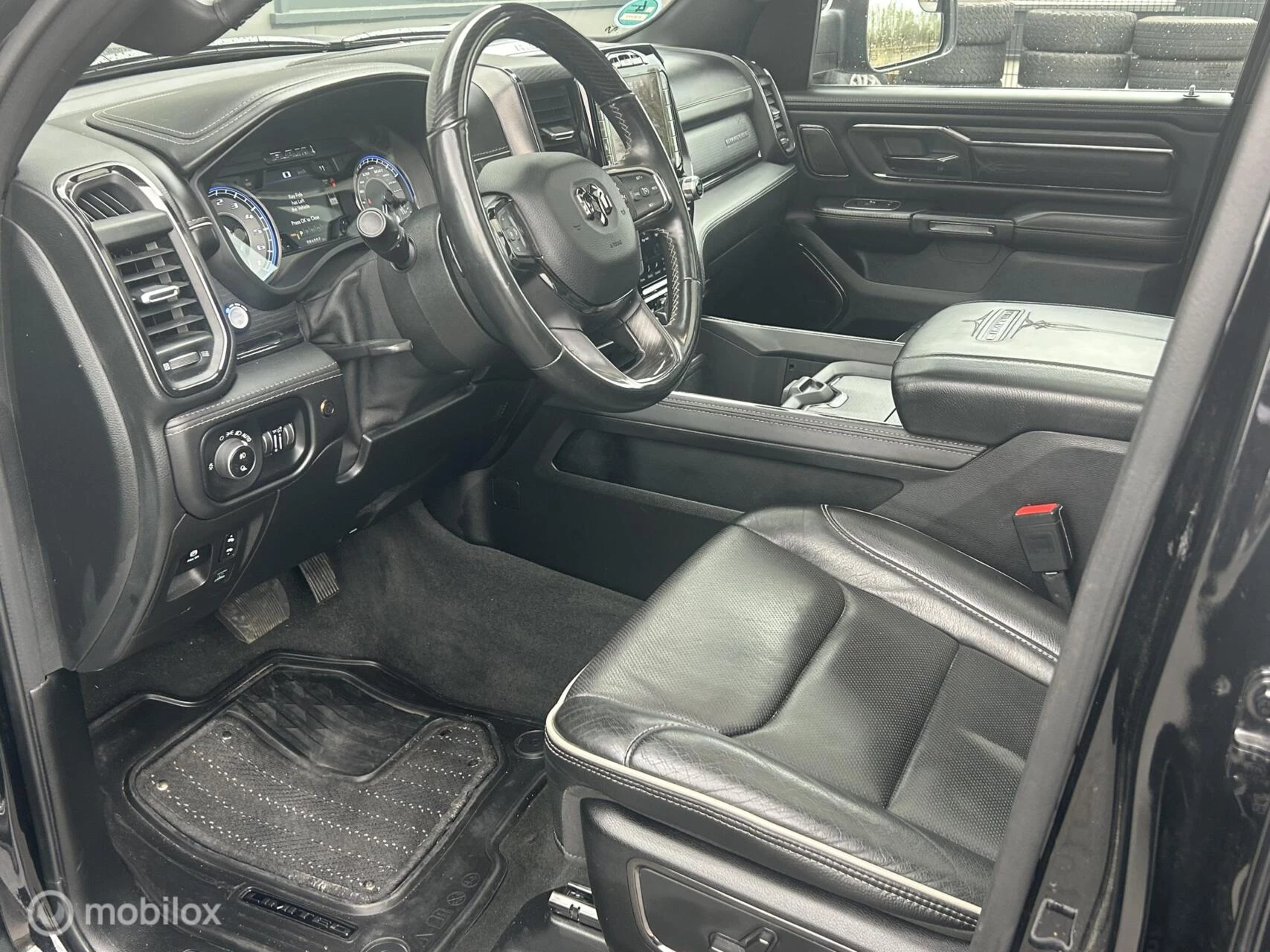 Dodge Ram 1500 2022 - 4X4 5.7 V8 4x4 Crew Cab Limited obrázek 18