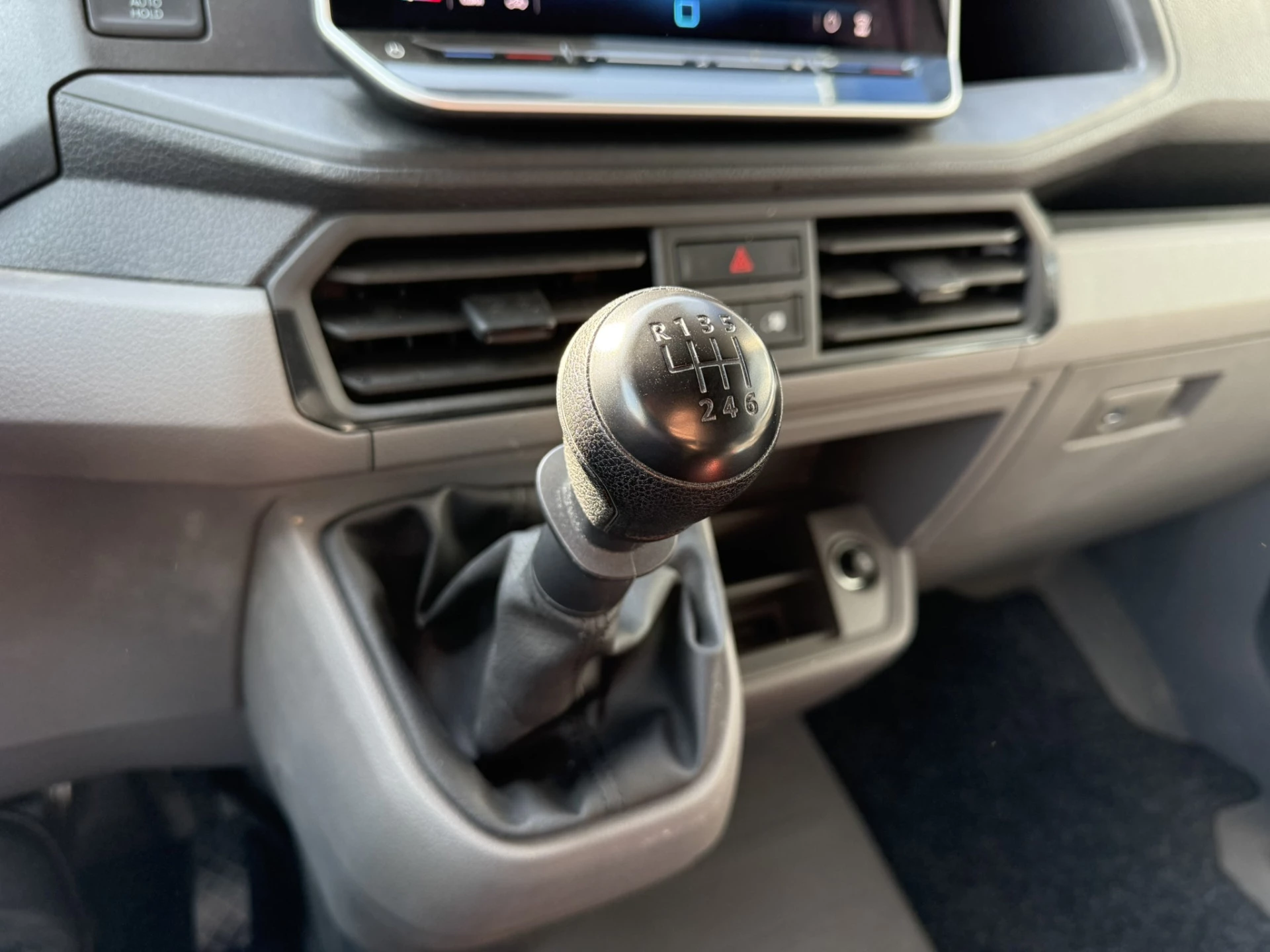 Volkswagen Crafter 2024 - 30 2.0 TDI L3H3 Trendline Airco/Apple-Android carplay afbeelding 10