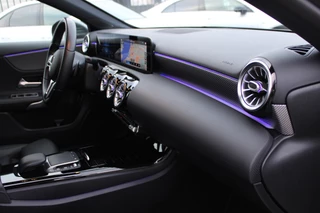 Mercedes-Benz A-Class 2020 - 250e AUT8 Premium LEDER CARPLAY WIDESCREEN SFEER CAMERA изображение 21