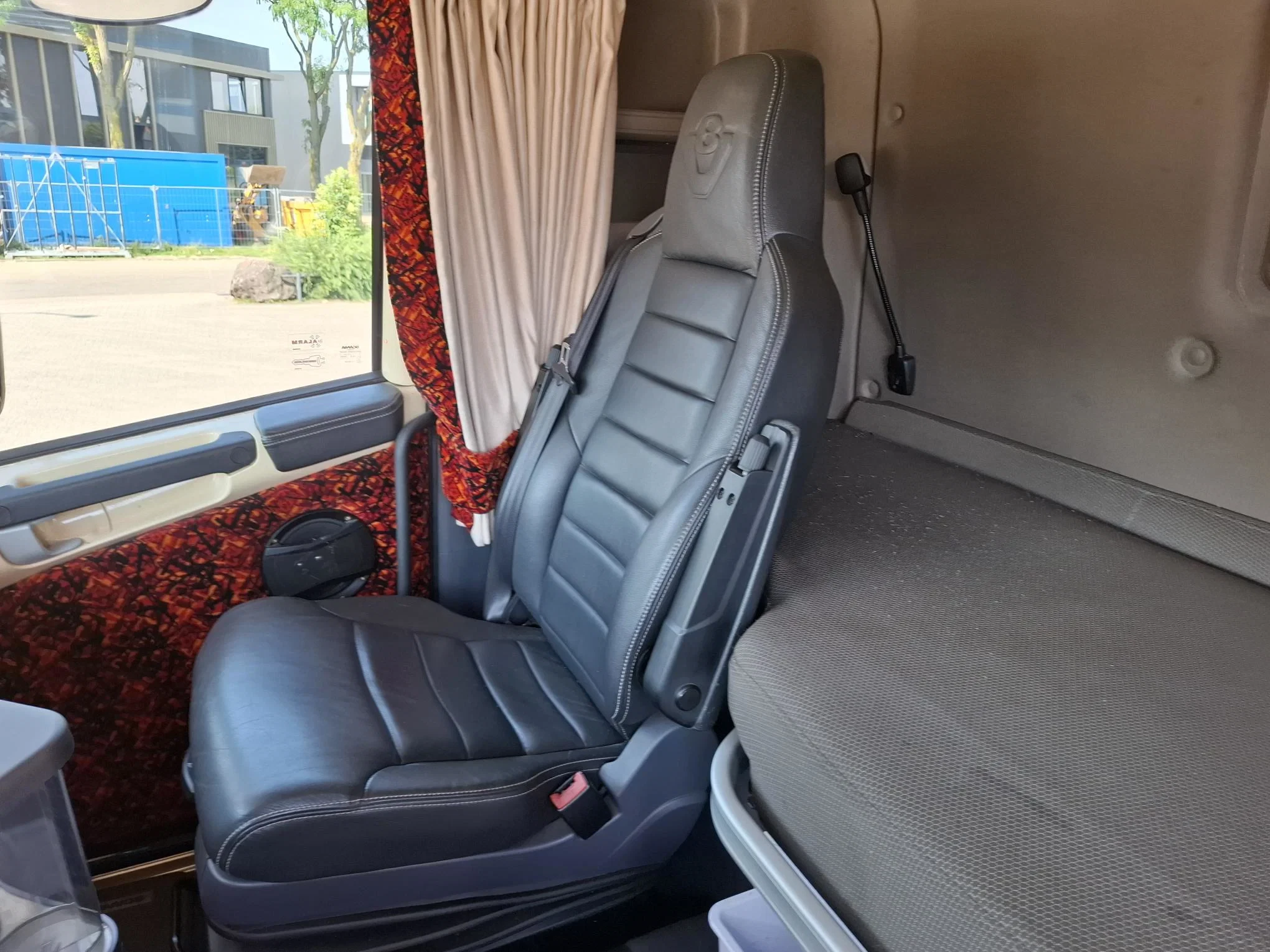 Scania R 2014 - R580 V8 / NL TRUCK / RETARDER / DOUBLE TANK / LIFT+LENKACHSE / TUV:09-09-2026 / LEATHER / XENON / FRIDGE / AUTOMATIC / EURO-6 / 2014 imagen 31