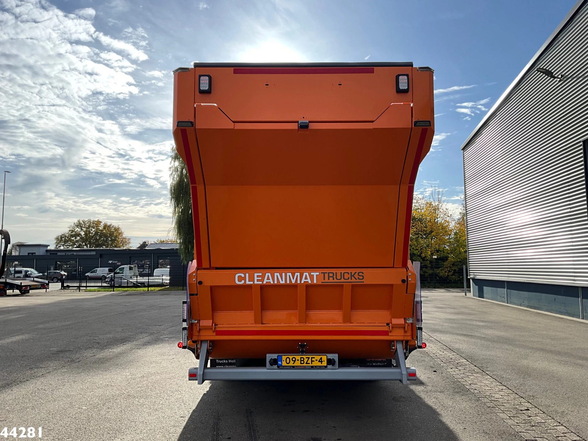 DAF FAN XD 340 Euro 6 Hiab 23 Tonmeter laadkraan 2024 image 6