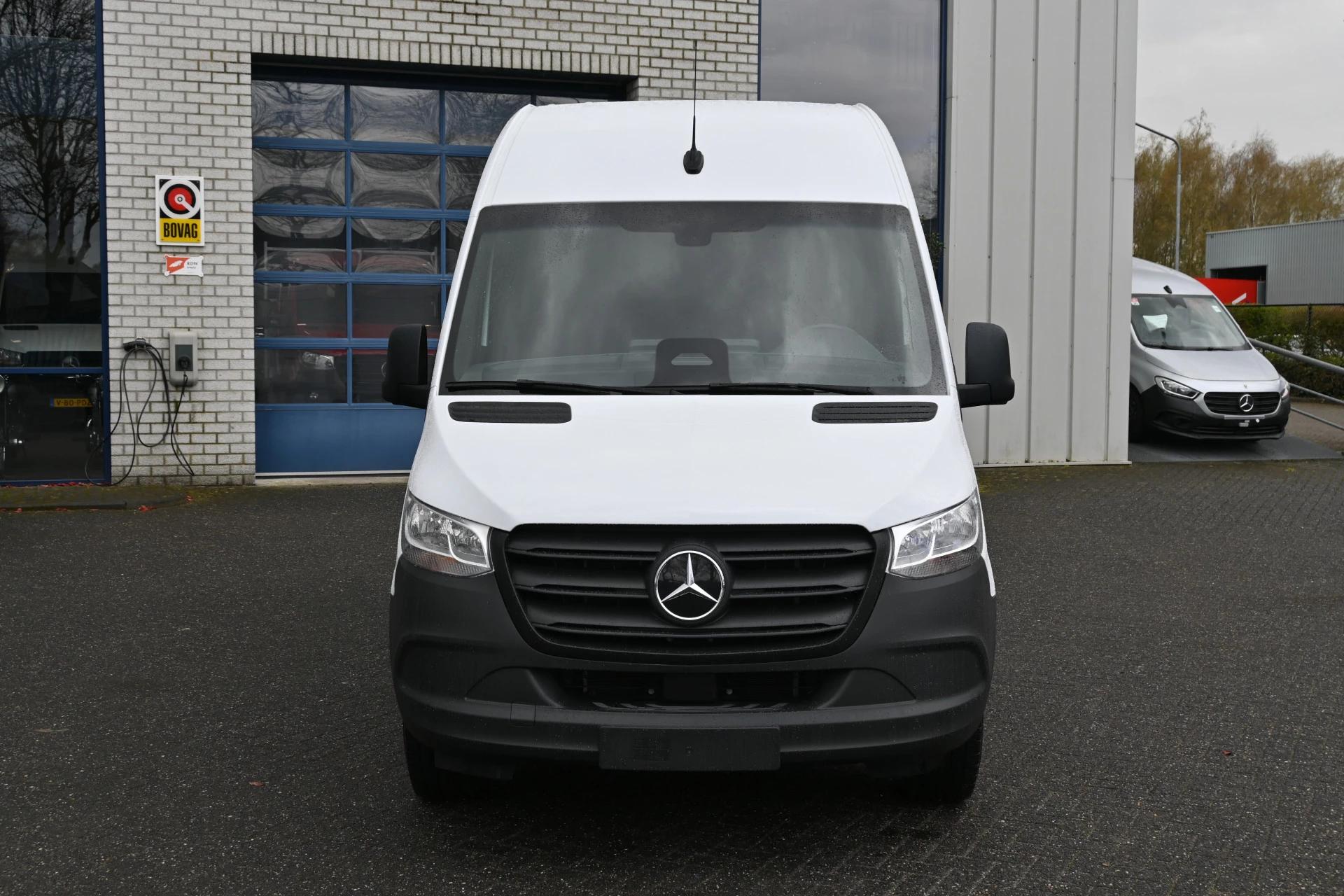 Mercedes-Benz eSprinter 2024 - 320 L2H2 RWD Pro 81kWh Bild 2