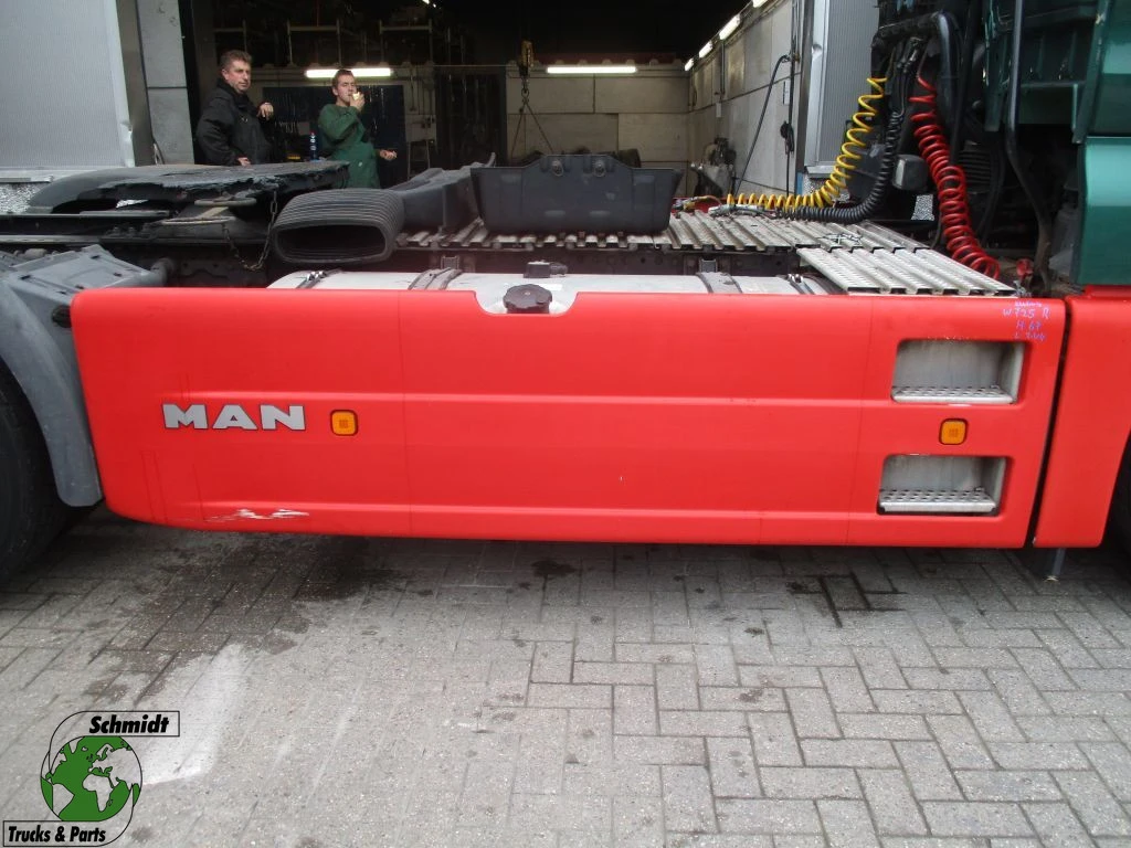 MAN TGX - 18.400 81.41680-0050 ZIJBEKLEDING RECHTS afbeelding 1