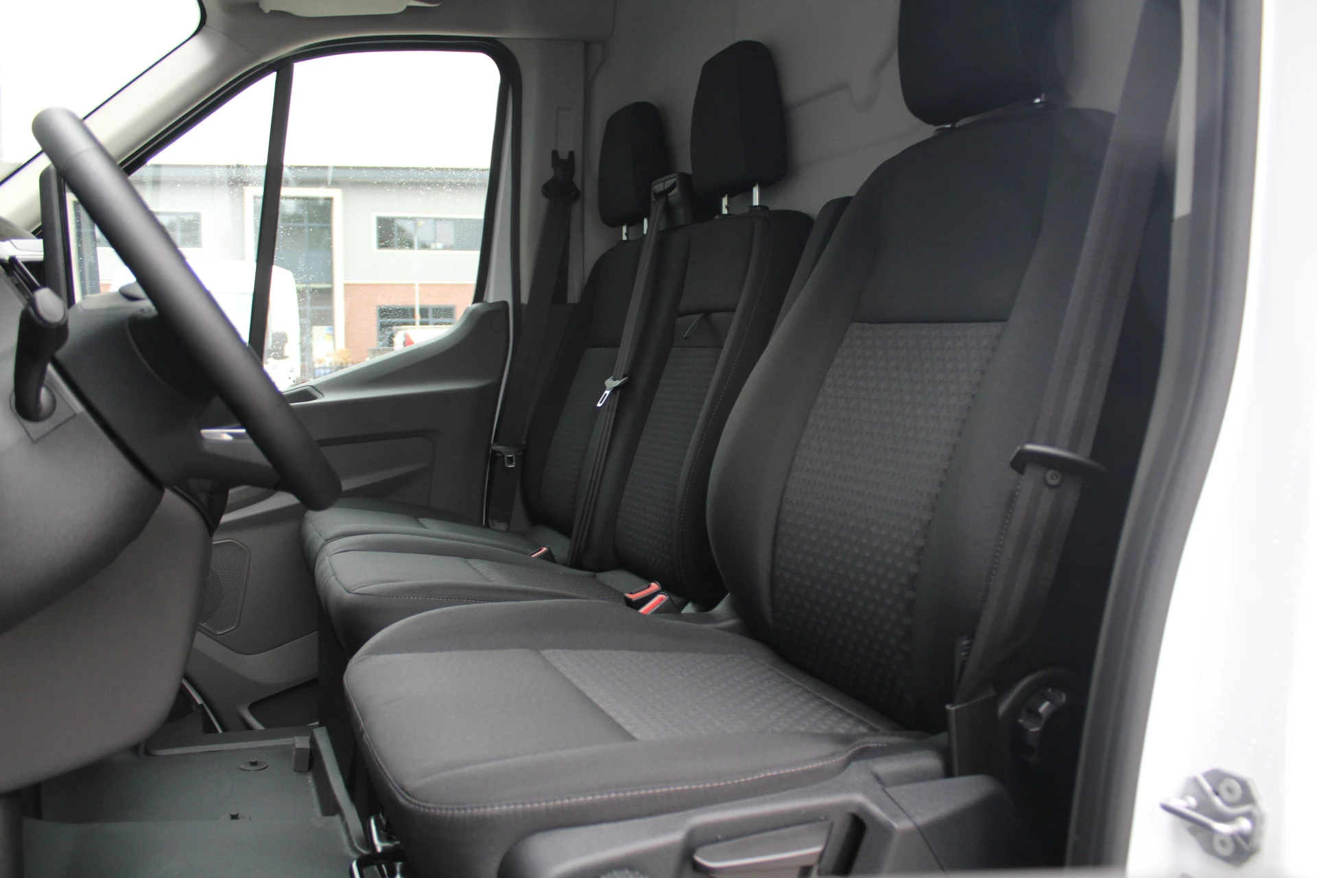 Ford Transit 2024 - 350 2.0 TDCI L2H2 Trend 130pk - Facelift - 2x Schuifdeur - Adaptive Cruise - Navigatie - Blind Spot - 360 Camera - Stoel - Stuurverwarming - Rijklaar zdjęcie 9