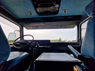 Scania R142-V8 1987 - 420 V8 - Old timer - Clean chassis/cab/interior - Dutch registration image 25