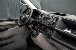 Volkswagen Transporter 2017 - 2.0 TDI 4motion L2H1 | 150 PK | DC 6-Zits | 1e Eigenaar | Cruise | Zijschuifdeur R+L | Airco | Imperiaal | Trekhaak bild 2