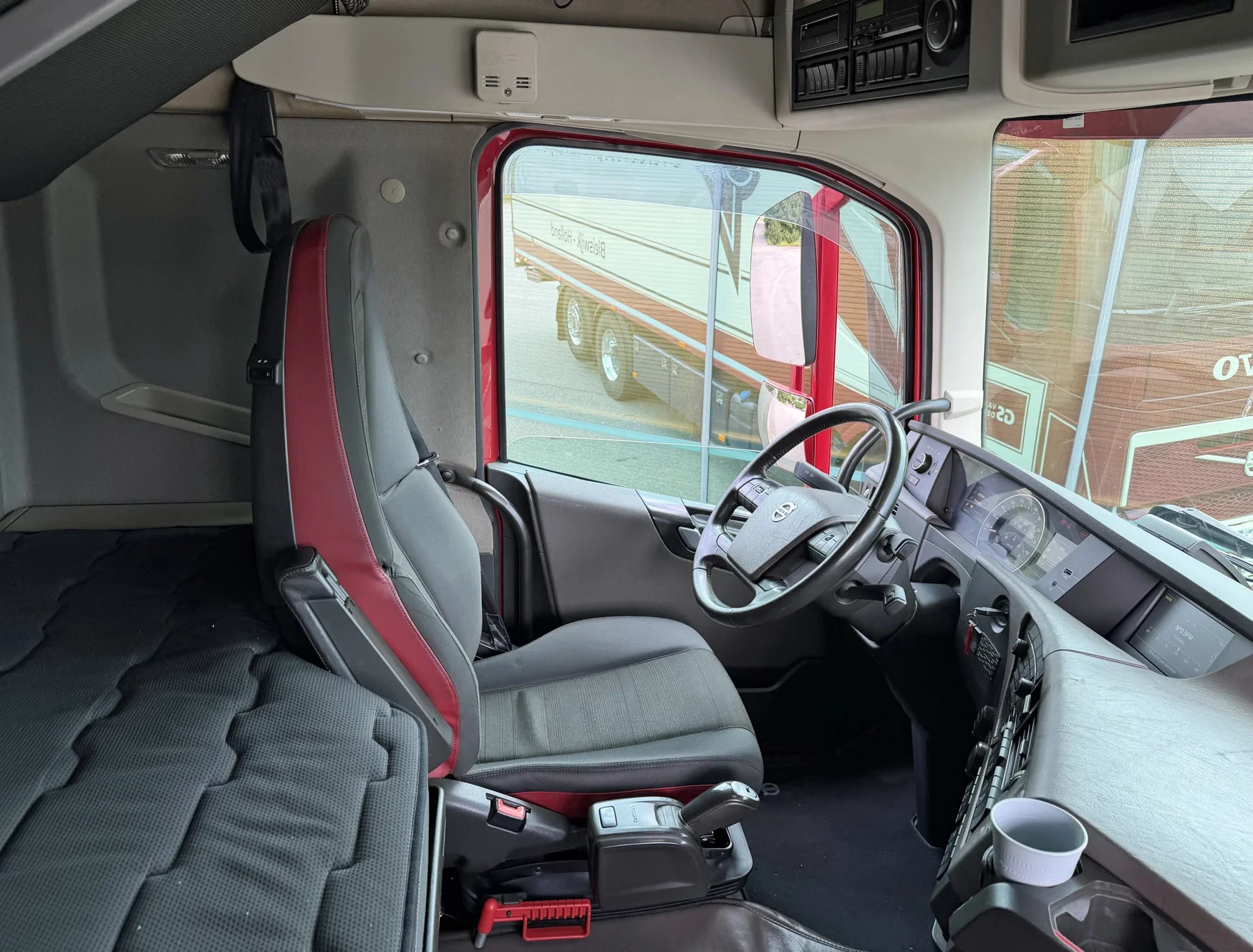 Volvo FH 2018 - 13.500 I-PARK COOL FULL AIR HEIWO ISOLATED BOX + BOX HEATER TAIL LIFT TOP CONDITION HOLLAND-TRUCK изображение 11