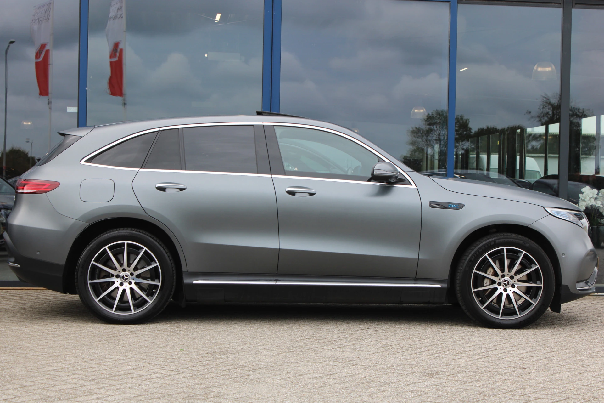 Mercedes-Benz EQC 2022 - 400 4MATIC 81kWh AMG <<MAGNO GREY>> SCHUIFDAK MEMORY HEAD-UP 360-CAMERA TREKHAAK imagem 1