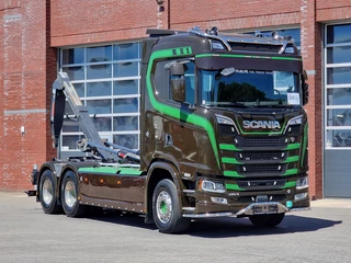 Scania S 2023 - 590S V8 NGS 6x4 - HIAB Multilift 24T - Like new - Retarder - Full air - Leather te koop