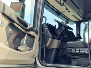 Scania S 2023 - 660S V8 NGS Highline 6x2 - Retarder - Full air - Leather - Led - Alloy wheels obrazek 9