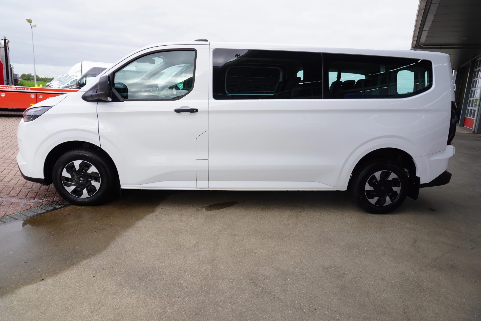 Ford Transit Custom 2025 - 340L 2.5 PHEV 233PK L2H1 Trend 9 Persoons PHEV Automaat image 8