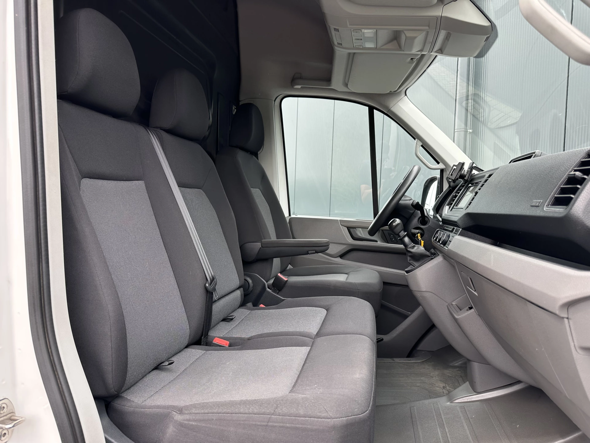 Volkswagen Crafter 2017 - 2.0 TDI 141 PK E6 / L4H3 / INRICHTING / IMPERIAAL + TRAP / 3 TONS TREKHAAK / CAMERA / AIRCO afbeelding 6