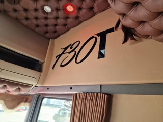 Scania T 2017 - T730 V8 Longline 6x2 - Show truck - Custom in- and exterior - New paint - New interior bild 23