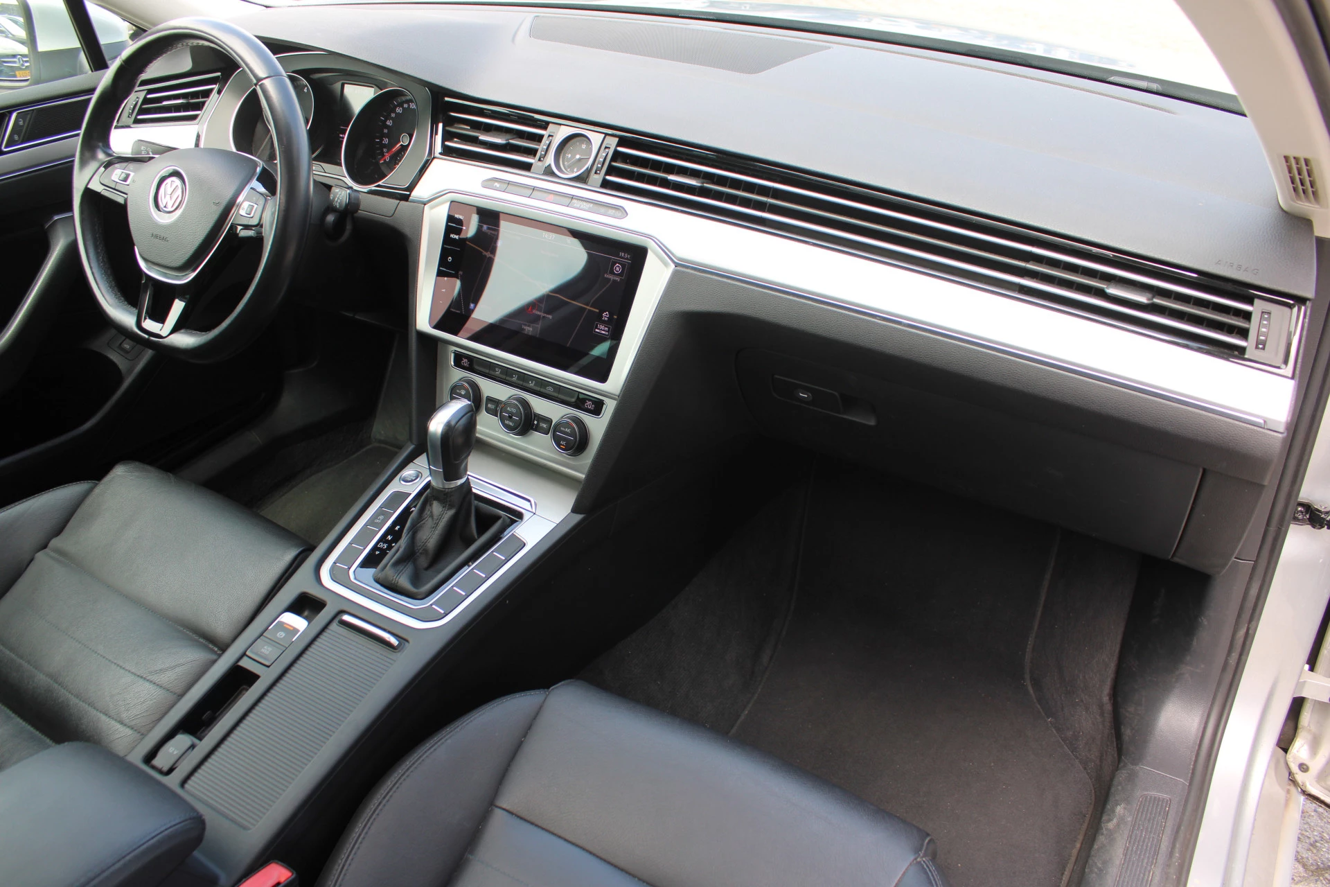 Volkswagen Passat 2018 - Variant 1.4 TSI Comfortline Business PANORAMADAK LEDER TREKHAAK CAMERA afbeelding 13