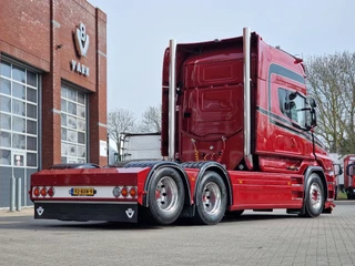 Scania T 2017 - T730 V8 Longline 6x2 - Show truck - Custom in- and exterior - New paint - New interior bild 7