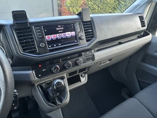 Volkswagen Crafter 2019 - 2.0 TDI 102 PK / PICK UP / 1e EIG. / TREKHAAK / AIRCO / OPEN LAADBAK / 2.500 KG AHG / 3-ZITS / APPLE CARPLAY image 14