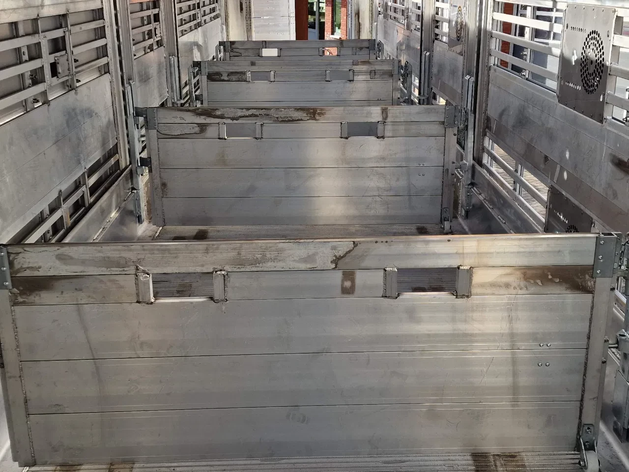 Pezzaioli 2026 - New 3 stock livestock trailer 95.4M2 - Water & Ventilation - Lifting floors - Lifting roof - Lift axle изображение 34
