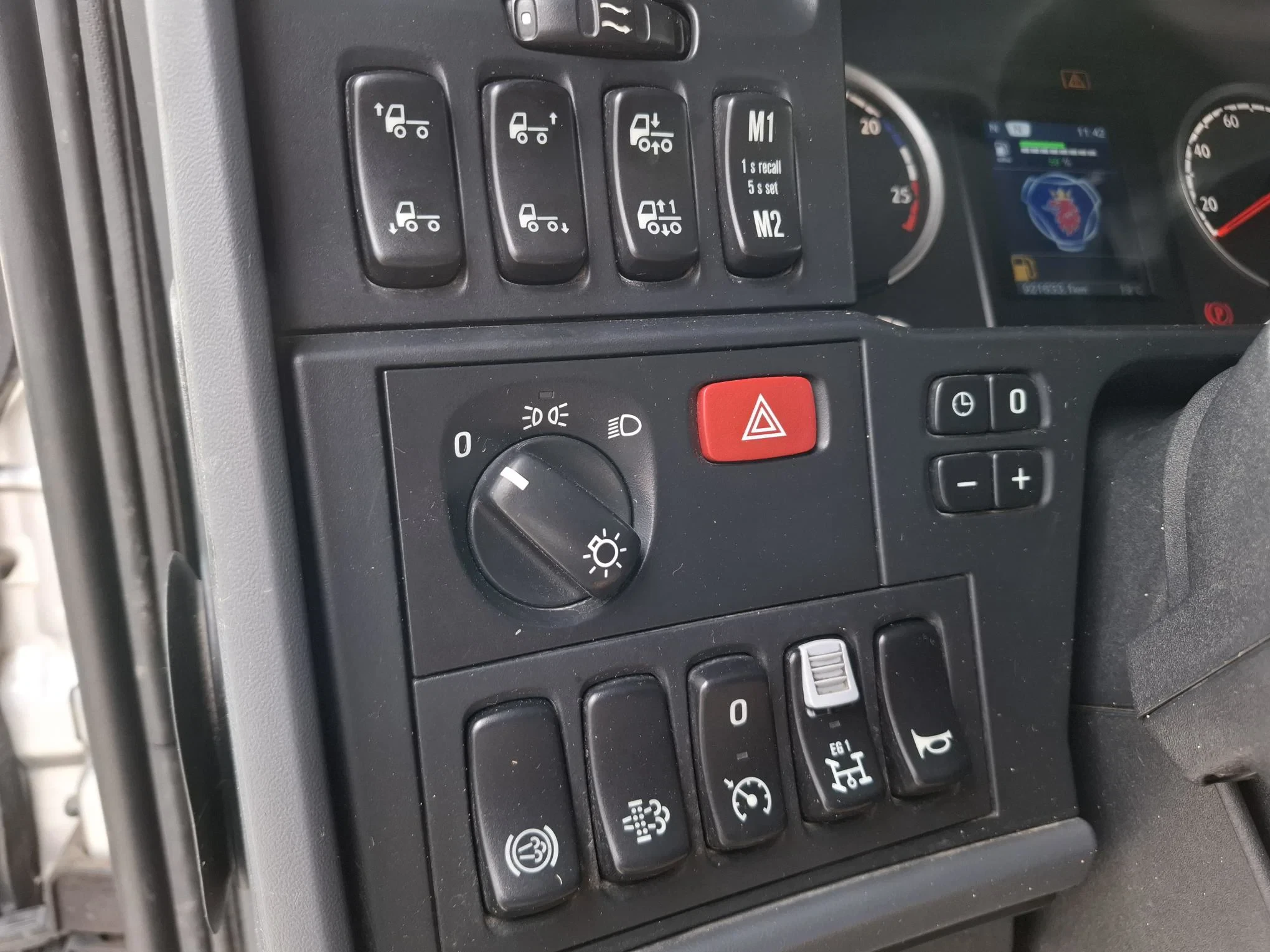 Scania G - G490 / RETARDER / HYDRAULICS / TUV:15-10-2026 / ALCOA / XENON / FULL-AIR / AUTOMATIC / EURO-6 / 2014 Bild 22