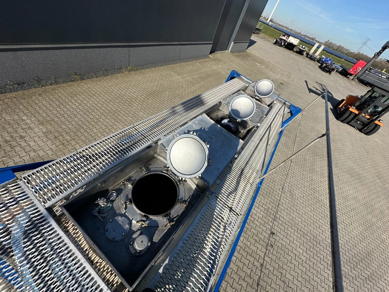 UBH INTERNATIONAL 2001 - 20FT ISO 22.500L / 3 comp (3x 7.500L) / IMO-1 / T7 / 22T6 / 2.5Y + CSC-test: 09-2028 immagine 23