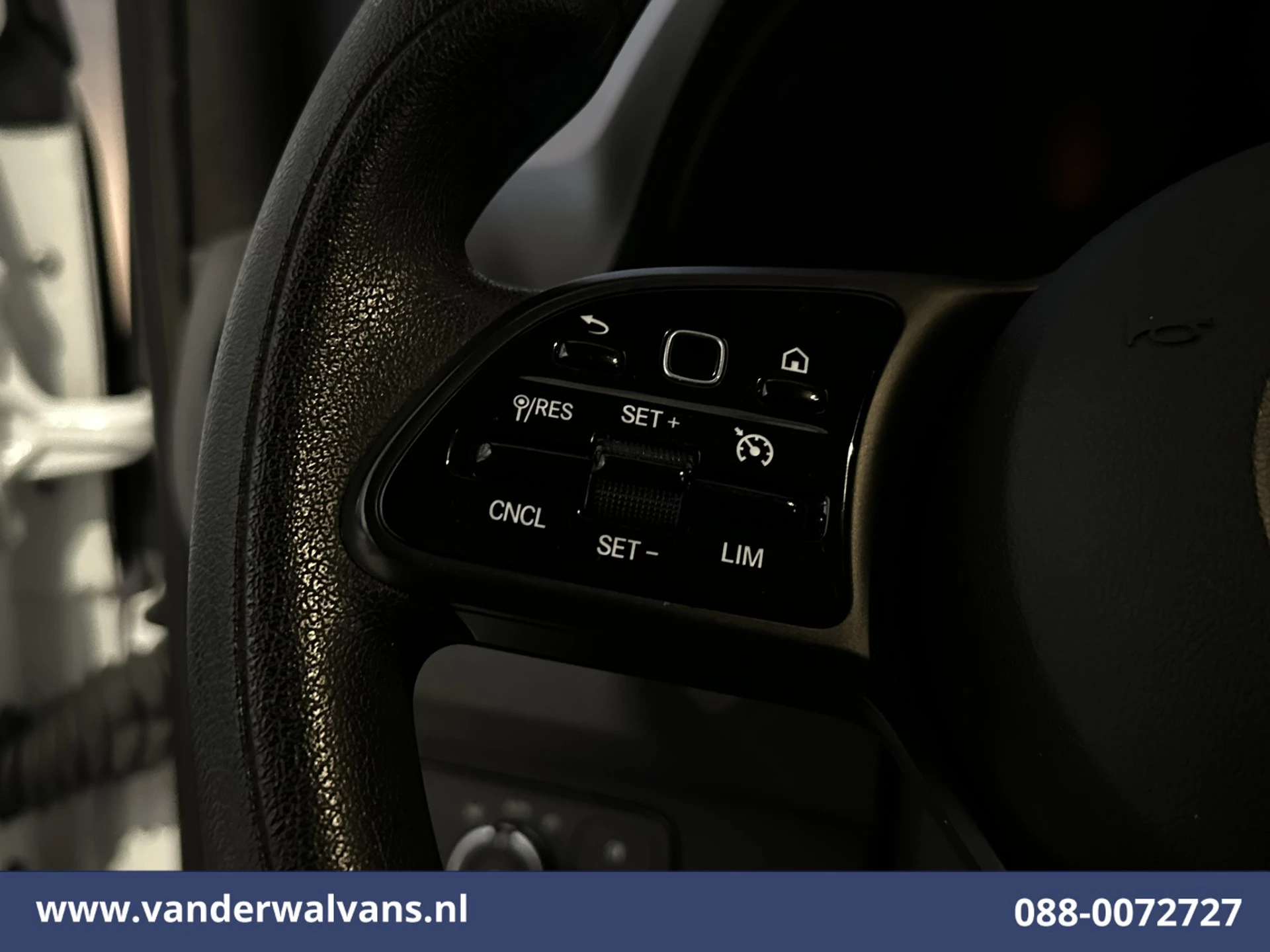 Mercedes-Benz Sprinter 2023 - 315 CDI 150pk L2H2 Euro6 Airco | Camera | Apple Carplay | Cruisecontrol | Chauffeursstoel | Leder immagine 4