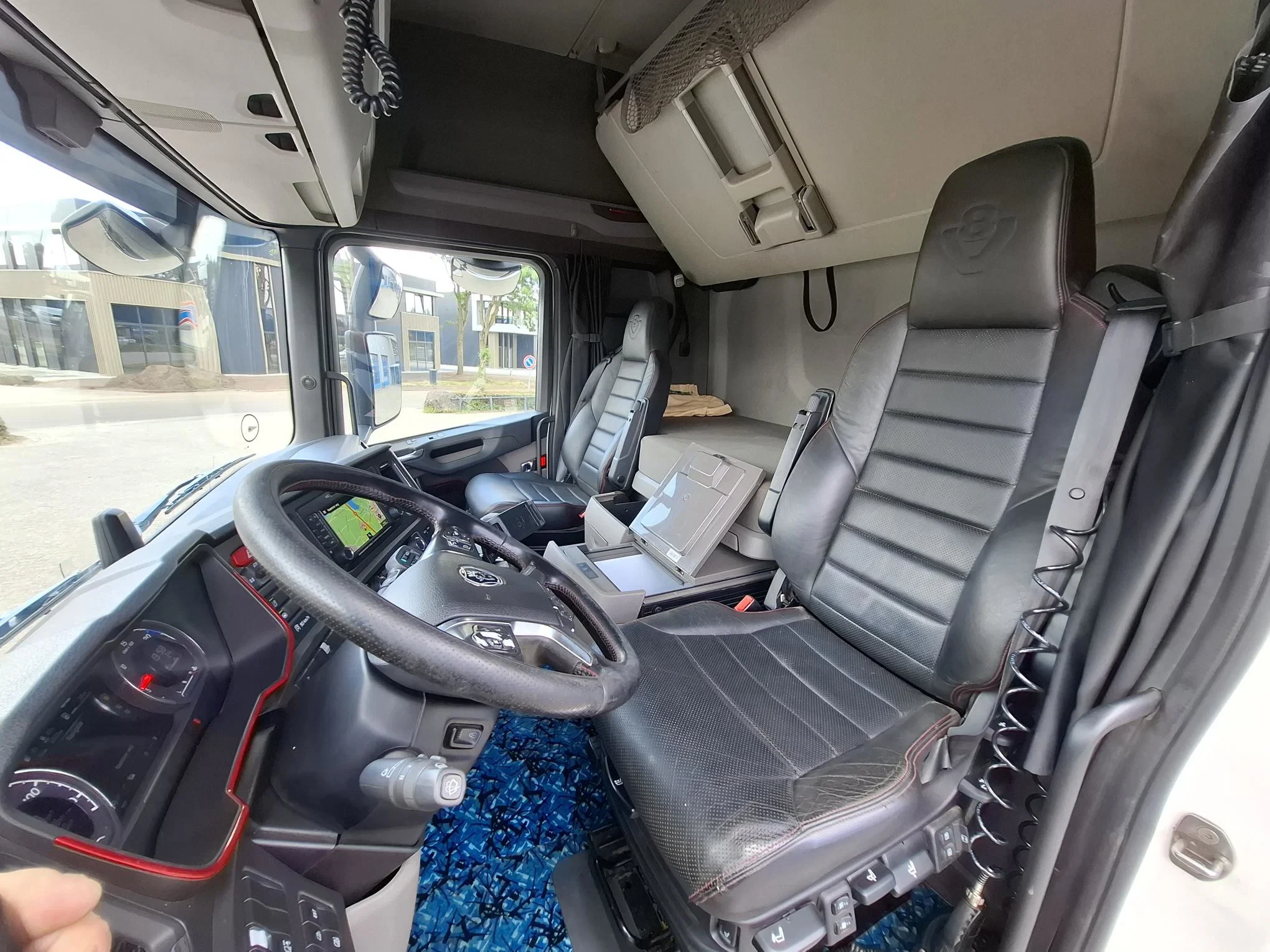 Scania R 2020 - NGS R520 V8 / !!ONLY:500738 KM!! / BOOGIE / RETARDER / HYDRAULICS / LEATHER / NAVI / FRIDGE / LWDS / AUTOMATIC / EURO-6 / 2020 afbeelding 31