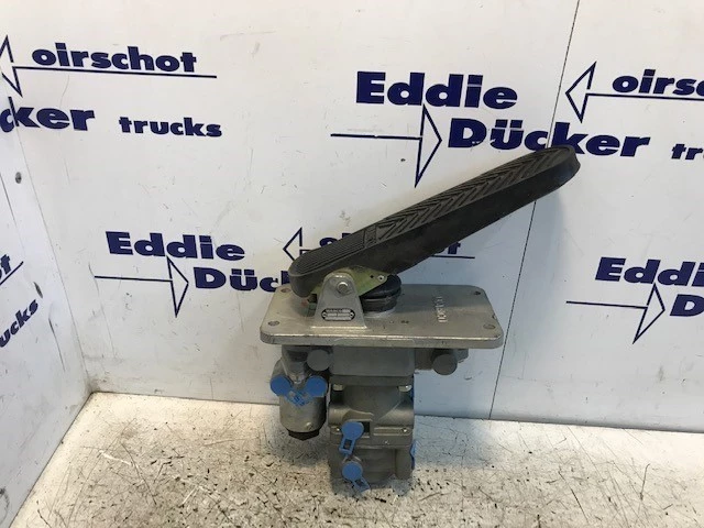DAF - 0698487-0751752-4613240270-4613154820 FOOT BRAKE VALVE BUS (NEW) obrázek 1