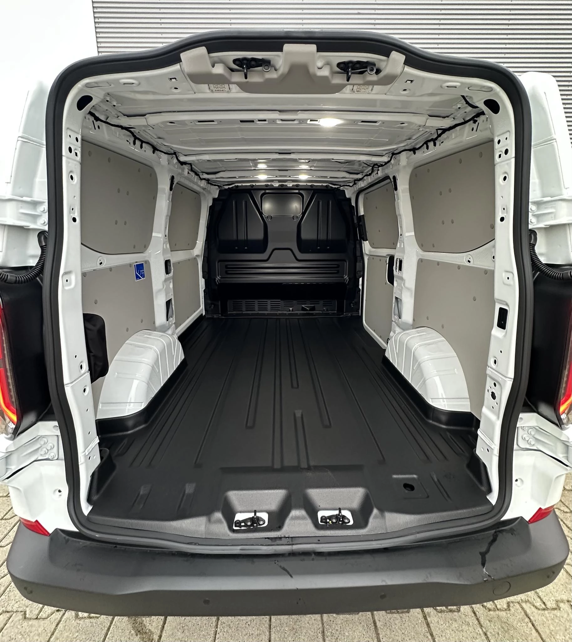 Ford E-Transit 2025 - Cust. 320 L1H1 Trend 65 kWh Nieuw! image 10