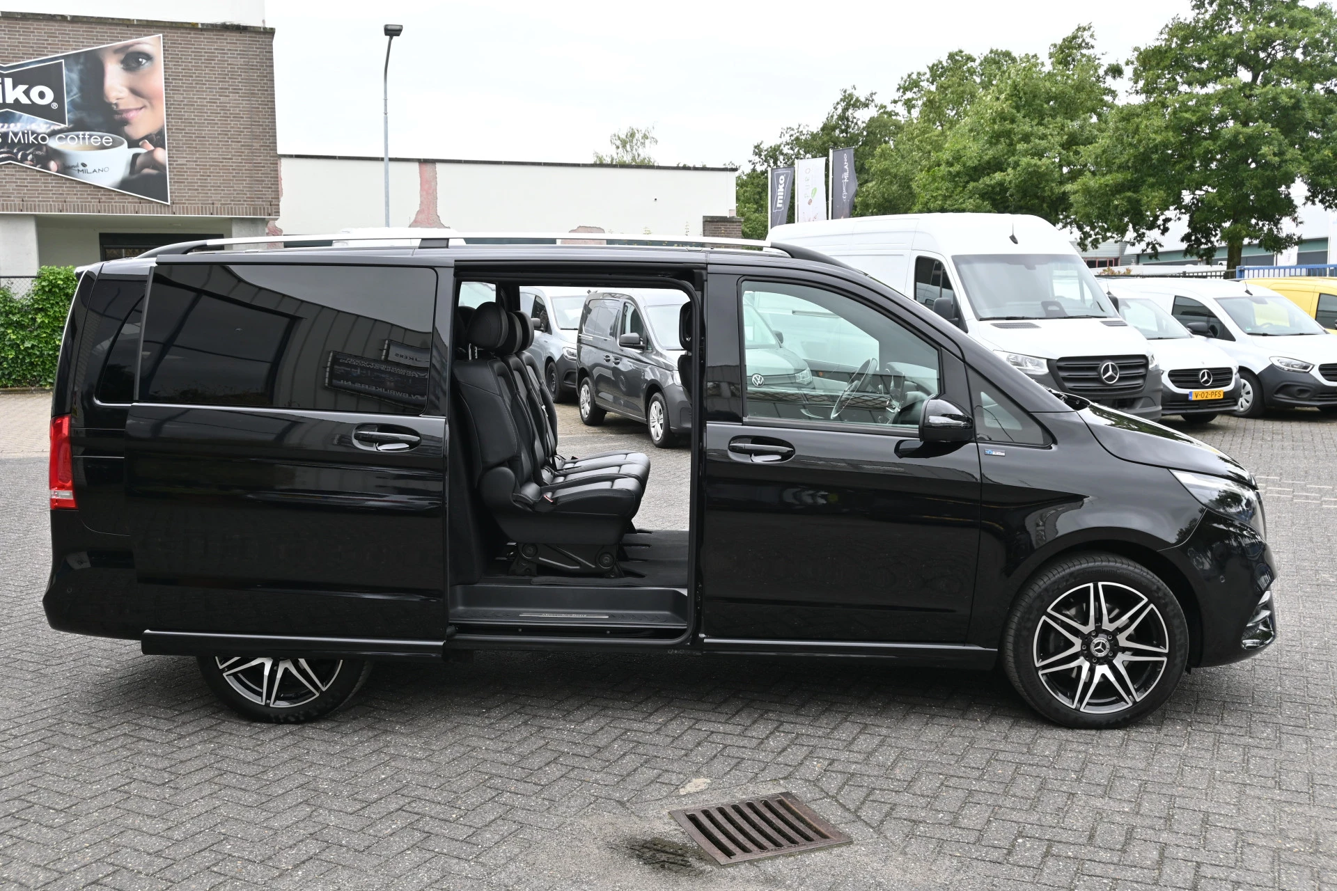 Mercedes-Benz V-Class 2024 - 300d 4-MATIC AMG DC Avantgarde zdjęcie 2