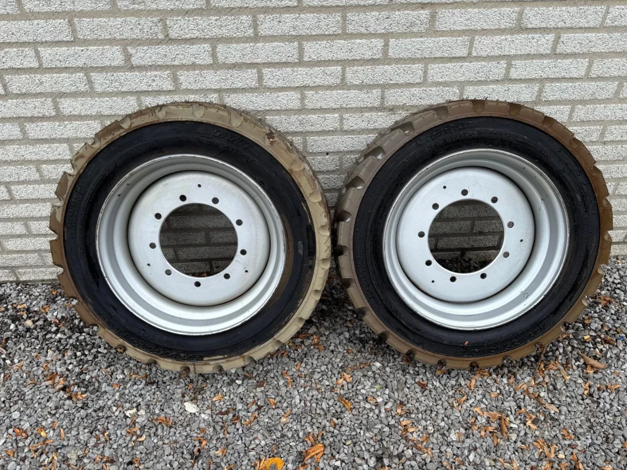 JLG - E450AJ, OTR IN240/ 55D17.5 UNUSED solid tires + rims (set of 2) afbeelding 1