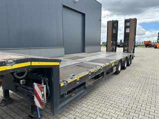 Broshuis N/A 2017 - 3ABSD Lowloader 3-axle / GVW: 59.000kg / Neck: 23.000kg / hydraulic steering + ramps + loading table / 4.60m extendable / winch / liftaxle image 27
