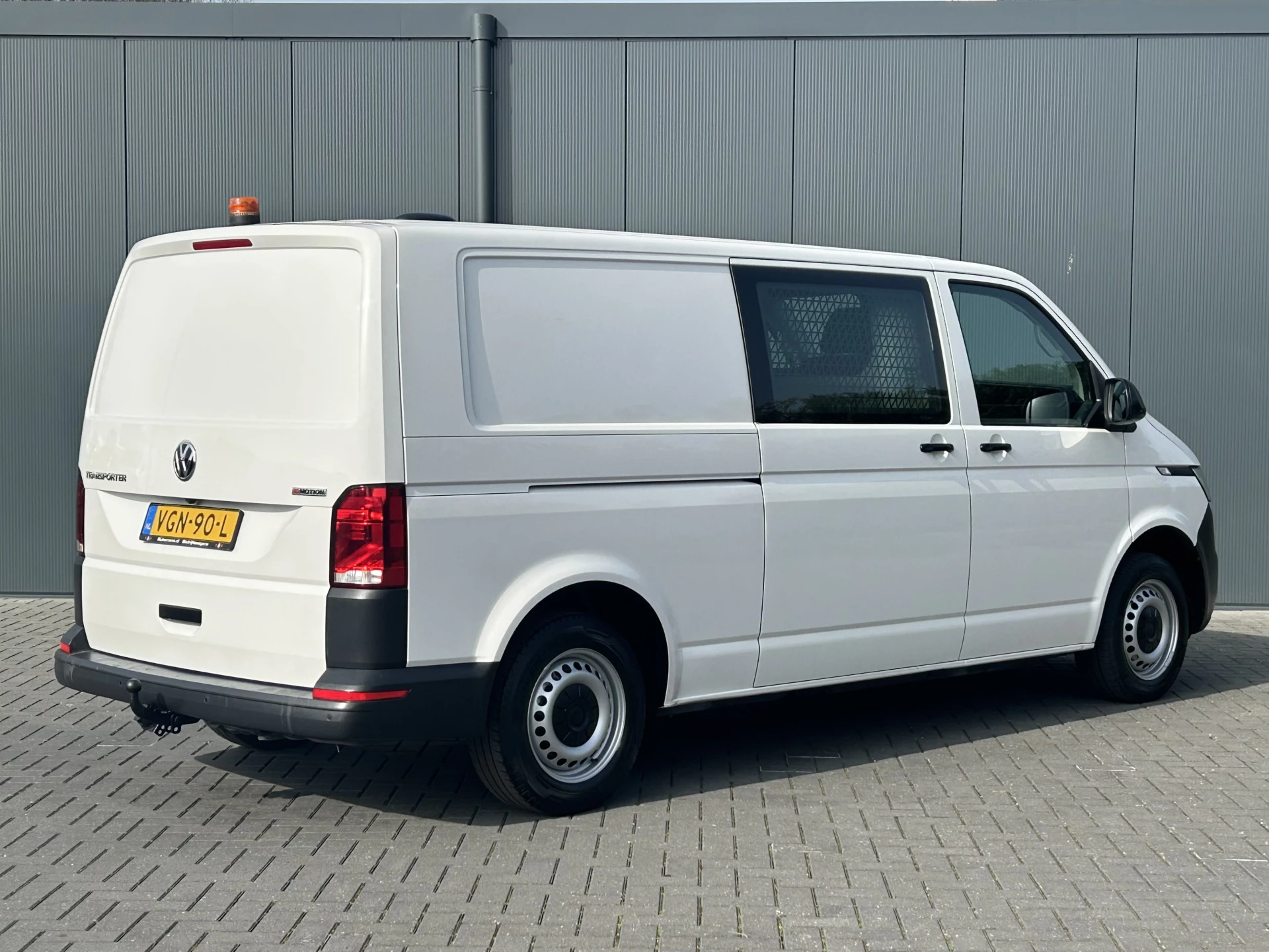 Volkswagen Transporter 2020 - 2.0 TDI 150 PK 4-MOTION 6.1 / L2H1 / 1e EIG. / 4x4 / TREKHAAK / ACHTERKLEP / INRICHTING / AIRCO / CRUISE / NAVI / APPLE CARPLAY zdjęcie 4