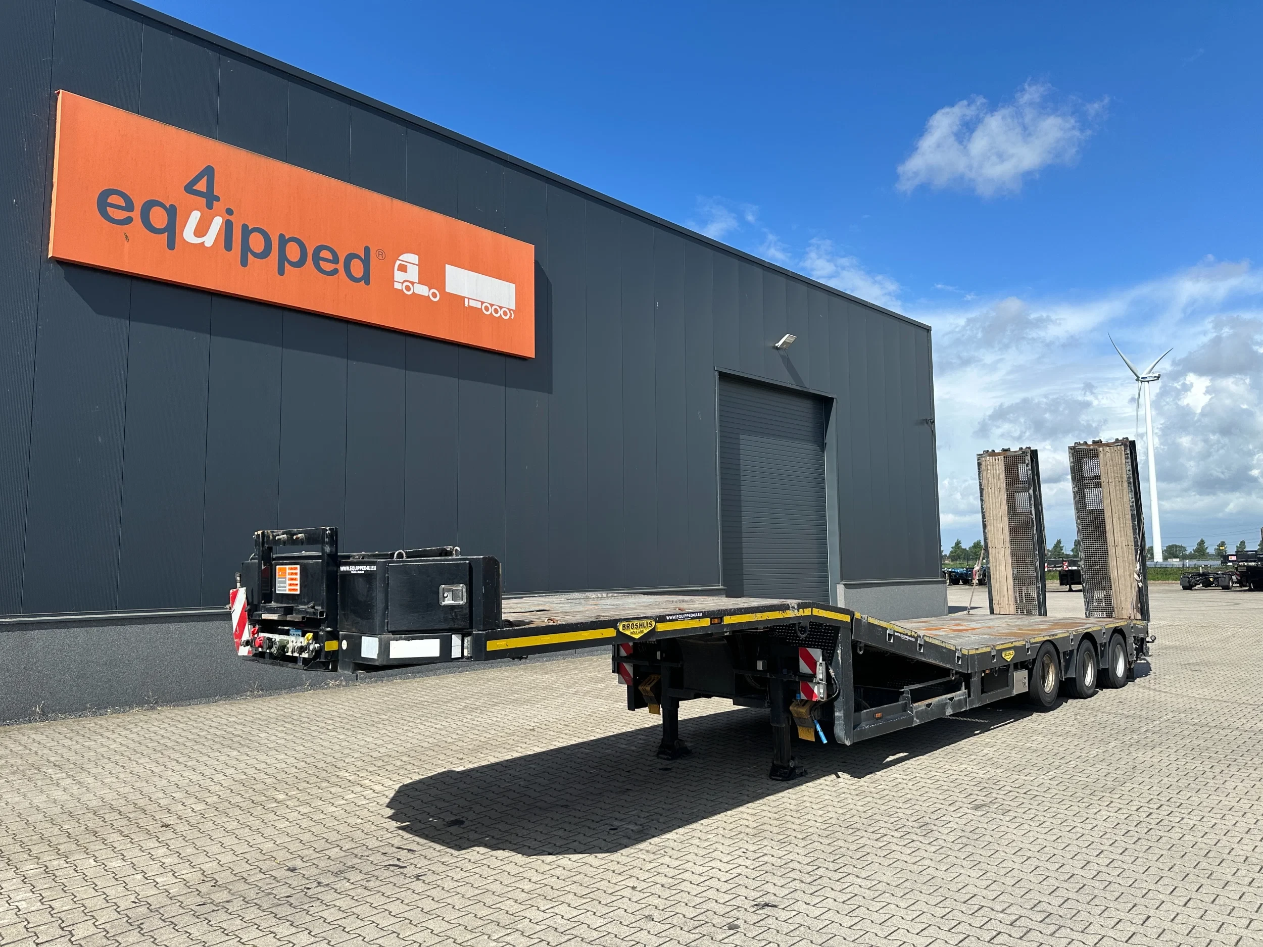 Broshuis 2017 - 3ABSD Lowloader 3-axle / GVW: 59.000kg / Neck: 23.000kg / hydraulic steering + ramps + loading table / 4.60m extendable / winch / liftaxle afbeelding 1
