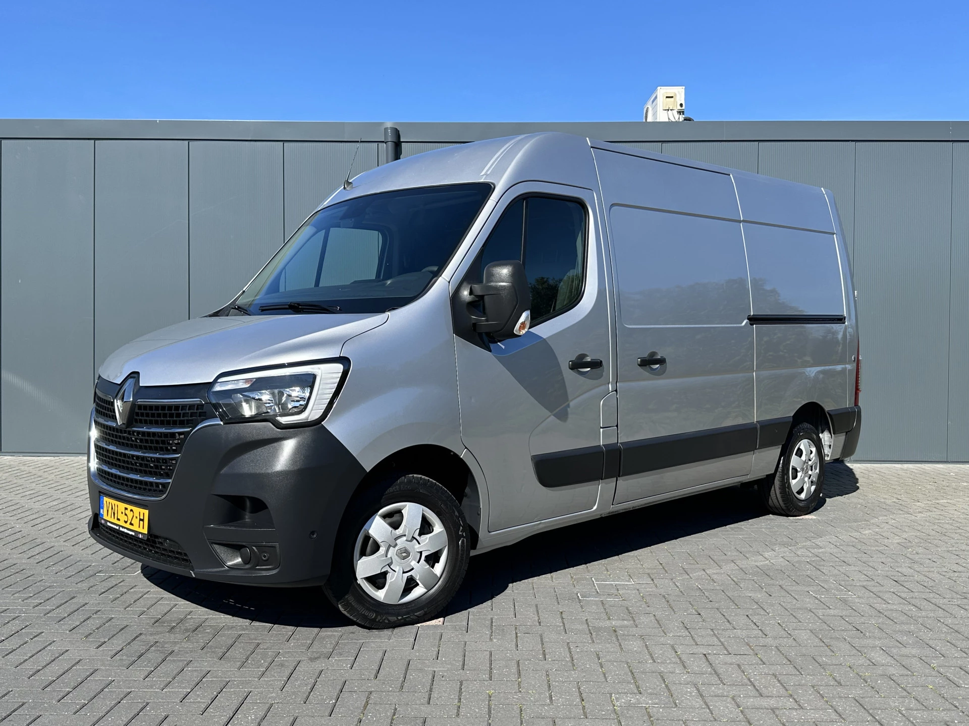 Renault Master 2021 - T35 2.3 dCi 135 PK / L2H2 / 1e EIG. / TREKHAAK / 2x SCHUIFDEUR / CAMERA / AIRCO / CRUISE / BLIND SPOT Bild 2