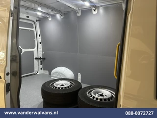 Volkswagen Crafter 2020 - 2.0 TDI 141pk L3H3 (L2H2) Euro6 Airco | Massagestoel | Camera | Apple Carplay | Cruisecontrol obrazek 10