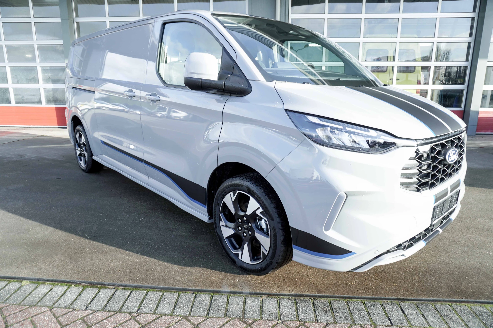 Ford E-Transit 2026 - Cust. L2H1 Sport 218PK Automaat Schuifdeur links en rechts image 2