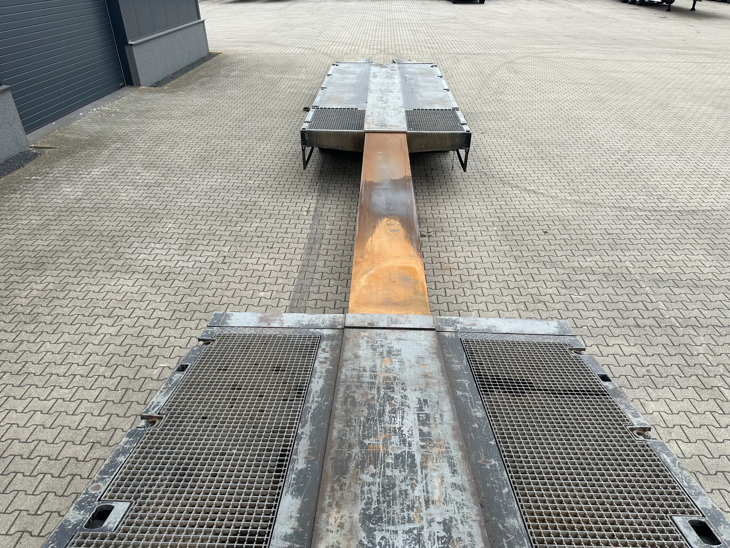 Broshuis 2017 - 3ABSD Lowloader 3-axle / GVW: 59.000kg / Neck: 23.000kg / hydraulic steering + ramps + loading table / 4.60m extendable / winch / liftaxle zdjęcie 39
