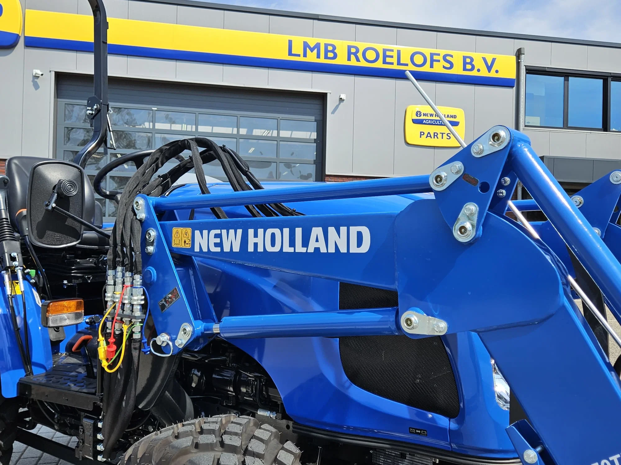 New Holland 2024 - Boomer 55 HST met voorlader en Kemp balenprikker afbeelding 11