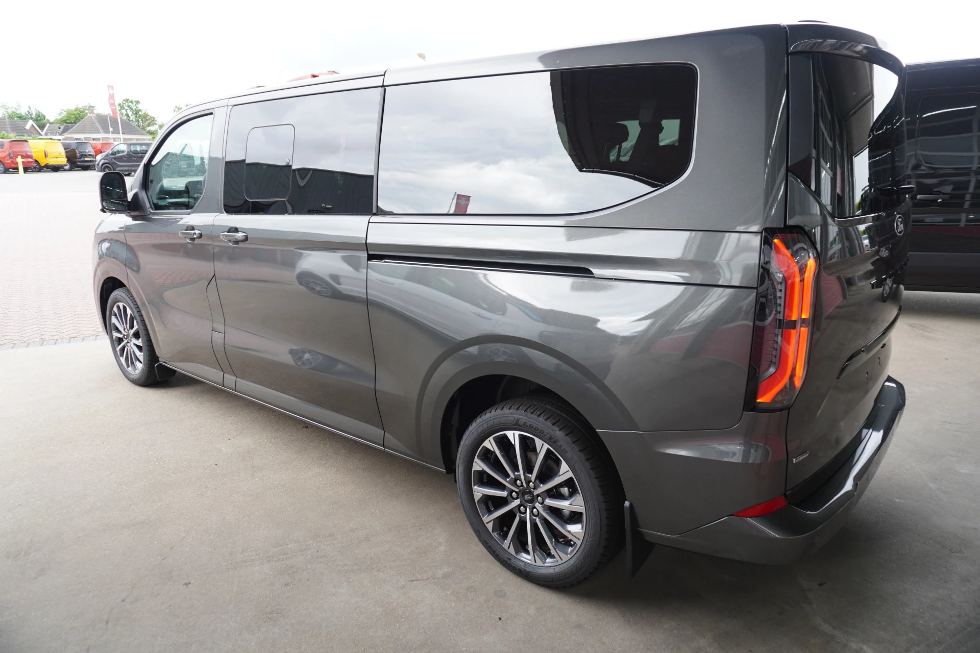 Ford Transit Custom 2026 - 340L 2.5 PHEV 233PK L2H1 Titanium X 8 Persoons PHEV Automaat immagine 5